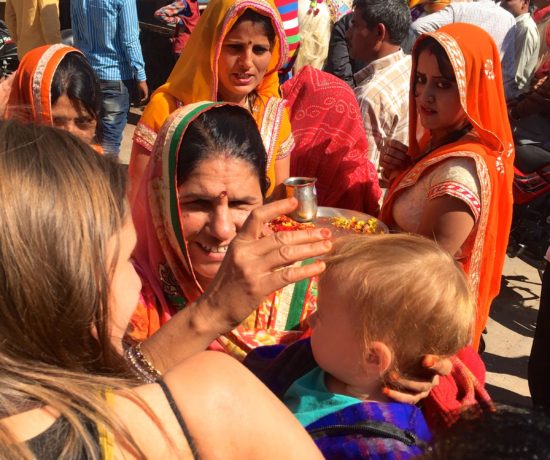 Mutter mit Kind auf Hochzeitsfeier in Pushkar