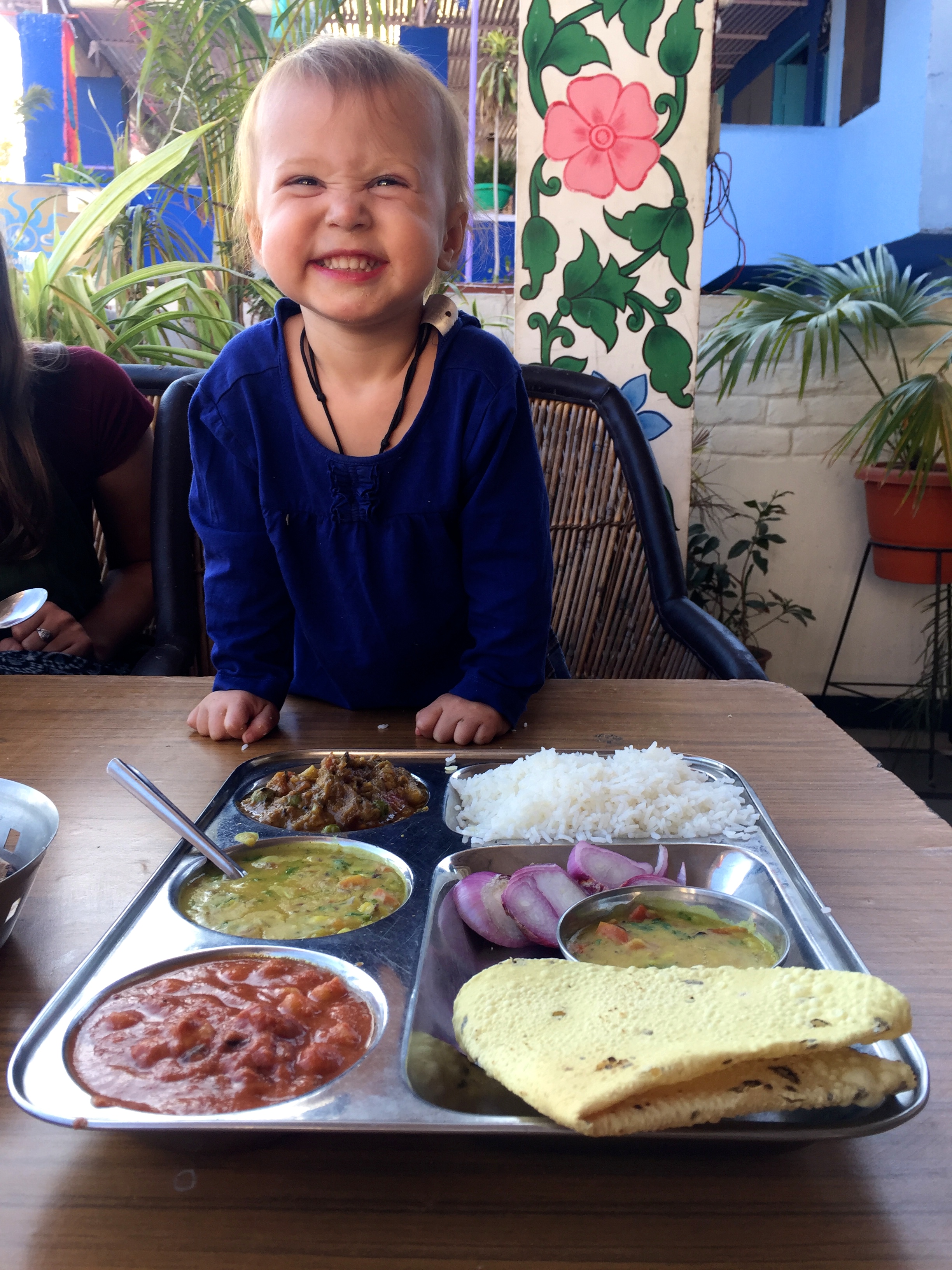 Auch Kleinkinder essen begeistert indisches Essen.