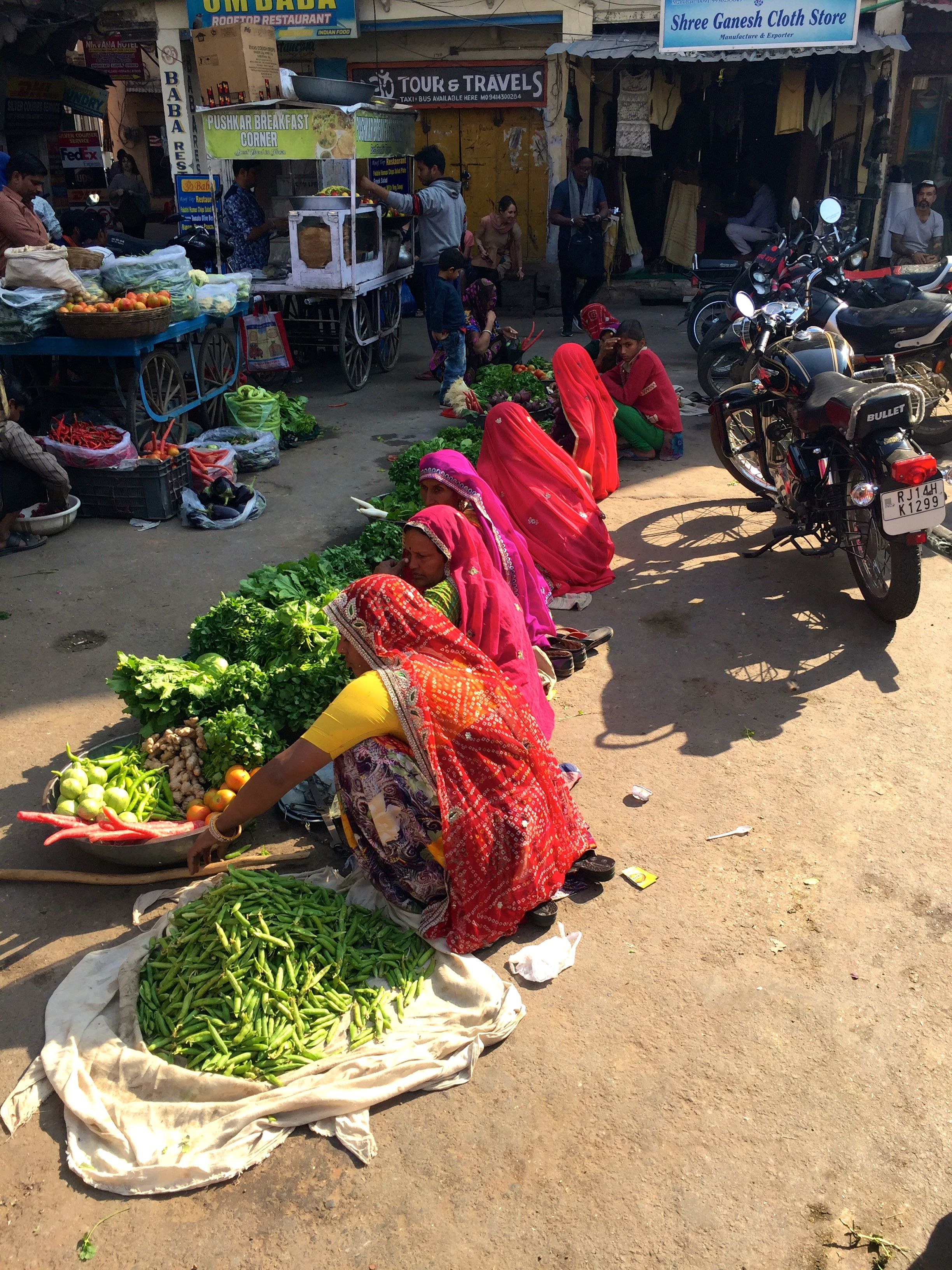 Markfrauen auf der Main Market Road in Pushkar