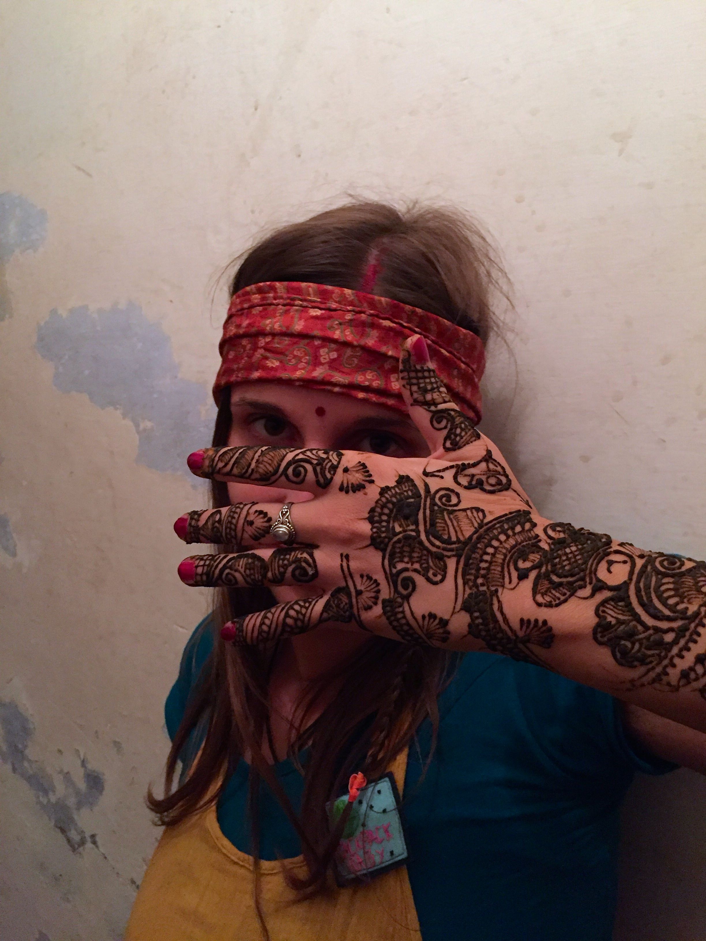 Josi mit Henna-Tattoo auf dem Arm.