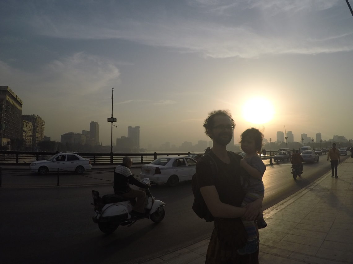 Papa mit Tochter am Nil in Kairo, Ägypten