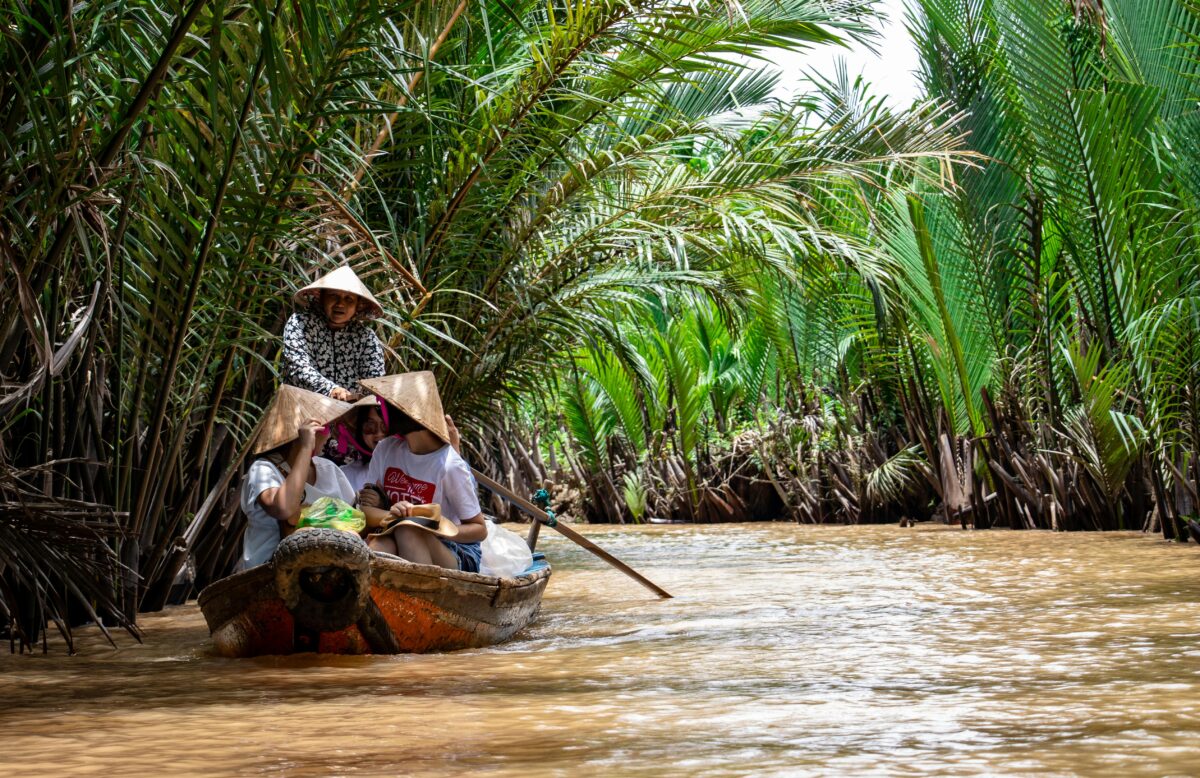Frauen in einem Boot auf dem Mekongdelta.